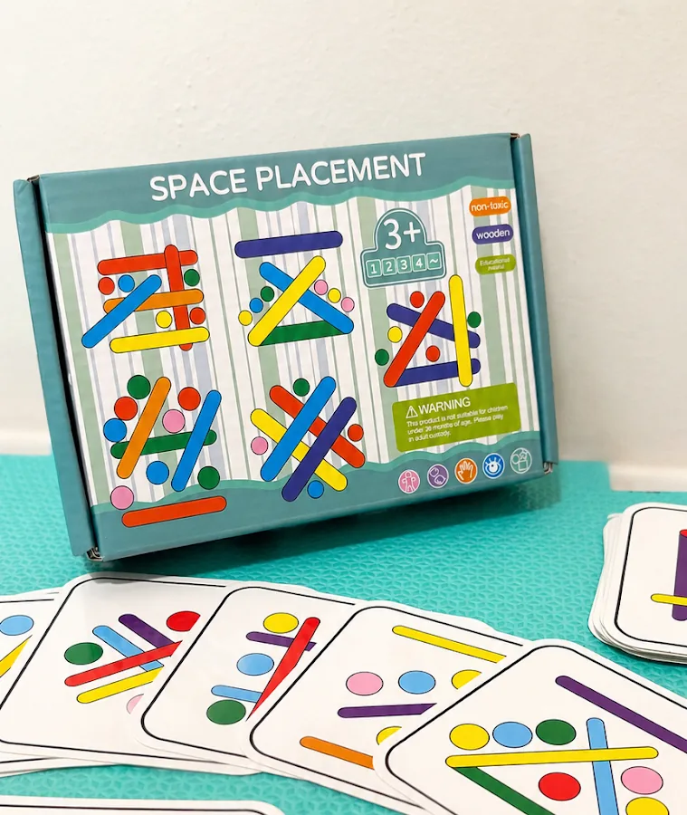 Jogo de palitos coloridos com cartas de modelo