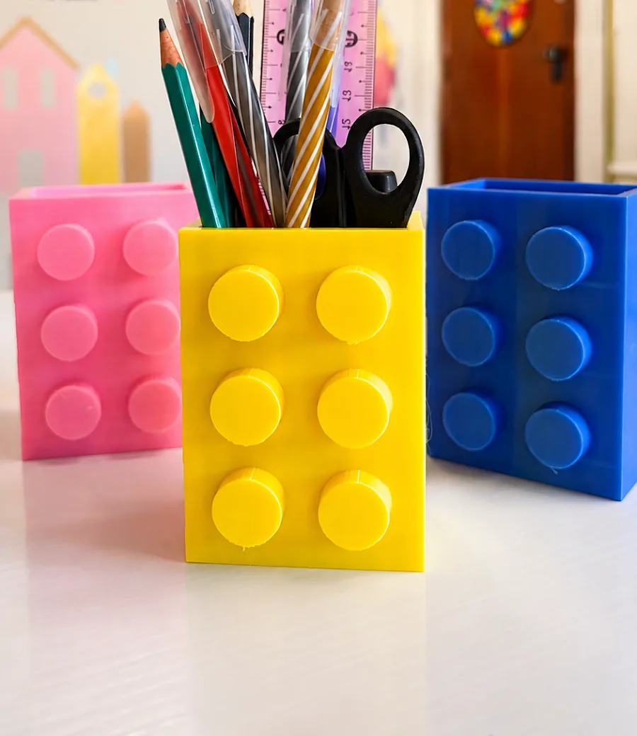 Lápis de cor em porta-lápis em forma de blocos de montar