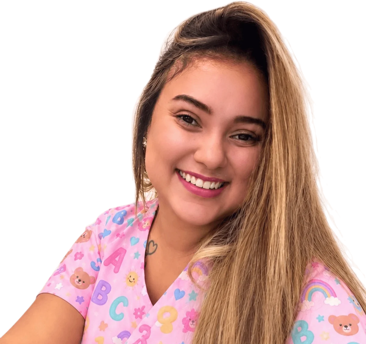 Adriane de Freitas sorrindo, de jaleco rosa estampado com letras e ursinhos