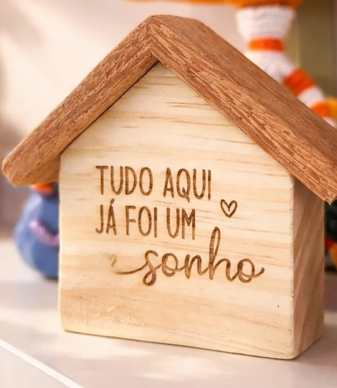 Casinha de madeira com a frase Tudo aqui já foi um sonho